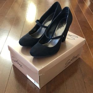 NEW IN BOX Solanz black Mary Jane chunky heel.